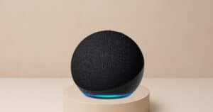 Echo Dot (Última Geração) na cor [Mencionar a cor, ex: azul, preto, branco], um dispositivo de áudio inteligente e compacto, destacando seu design e o fato de ter o melhor som já lançado