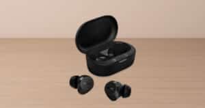 Fone de ouvido sem fio TWS Philips TAT1209BK/00 na cor preta, mostrando o design compacto e moderno, com detalhes de suas características como Bluetooth, microfone, resistência à água IPX4 e autonomia de 18 horas de reprodução.