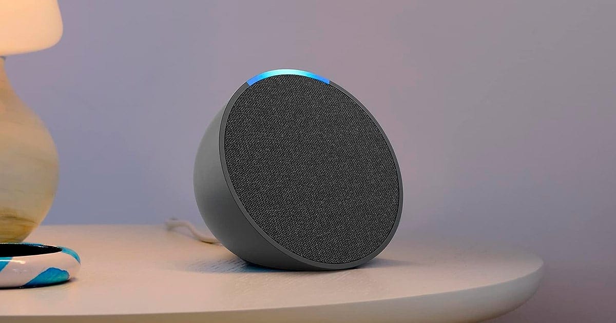 Echo Pop (Última geração), um smart speaker compacto na cor branca, com som envolvente e a assistente de voz Alexa.