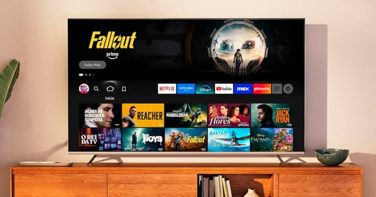 Fire TV Stick HD com Alexa (2025) | Review completo e onde comprar mais barato no Brasil 8 Fire TV Stick HD (Última geração) com controle remoto por voz com Alexa, exibindo funcionalidades de streaming em HD e controle de casa inteligente.